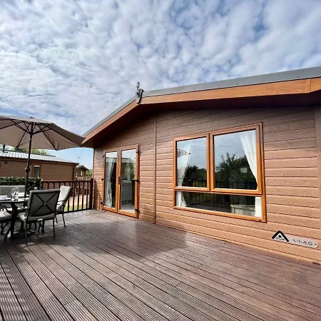 Buttercup With Hot Tub Lodge