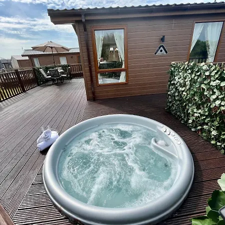 Buttercup With Hot Tub *