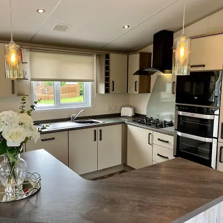 Buttercup With Hot Tub Lodge Little Habton