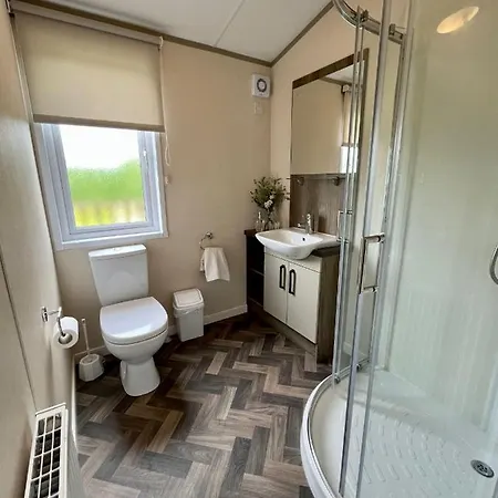 Lodge Buttercup With Hot Tub