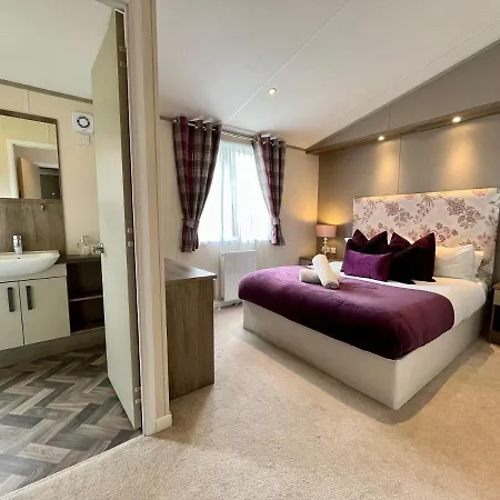 Lodge Buttercup With Hot Tub