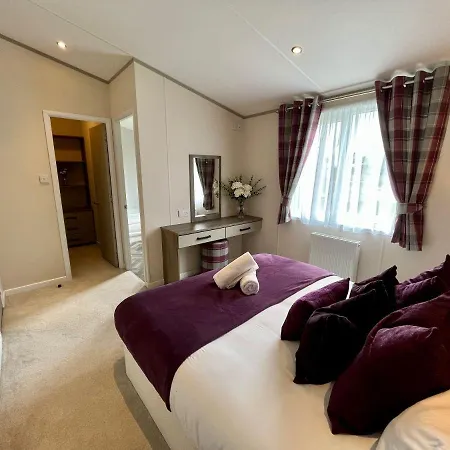 Buttercup With Hot Tub Lodge